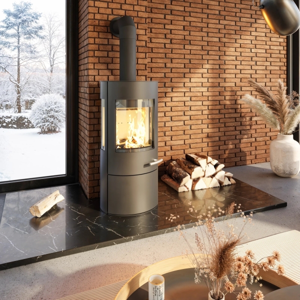 Kaminofen Haas+Sohn VION.l – tief-schwarz, 3 Sichtscheiben, mit Wärmeplatte, Holzfach und Tür – 6,5 kW
